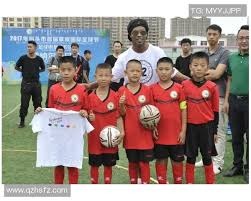 官方：莱斯特城与24岁后卫卢克-托马斯续约至2029年